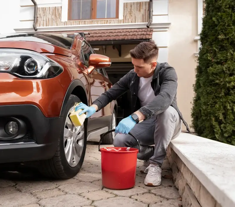 Lavage auto à domicile L'Hermenault : professionnel intervenant sur un véhicule